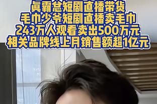 红魔球迷扮成圣诞老人支持主队，然而曼联半场2球落后维拉